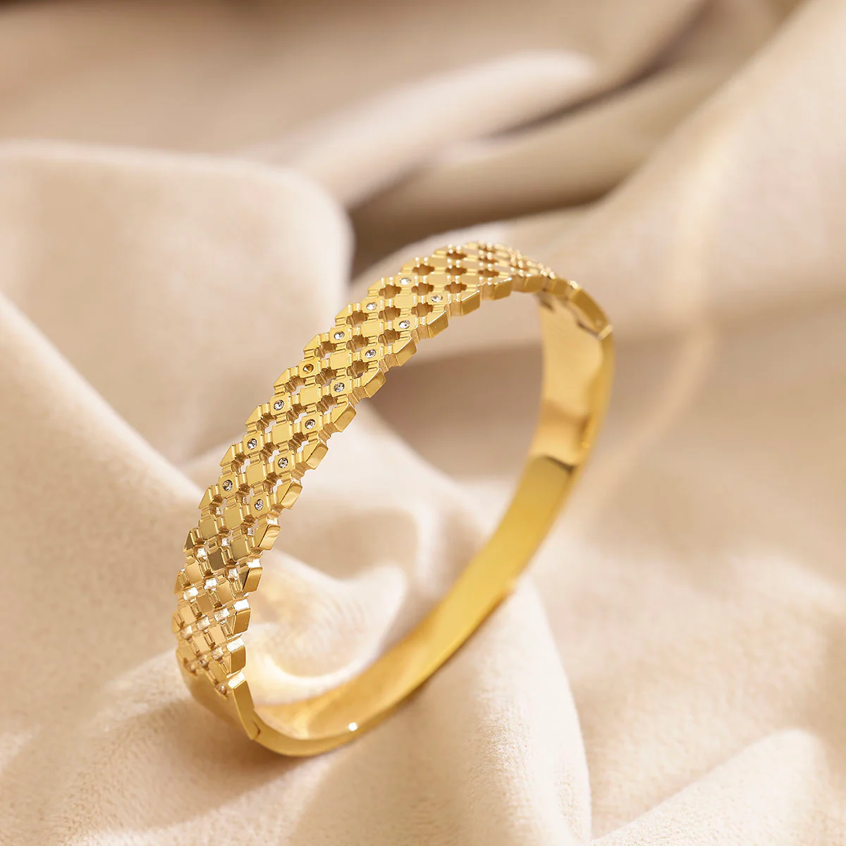 Elegant HexaMesh Gold Tone Bangle Bracelet for Women